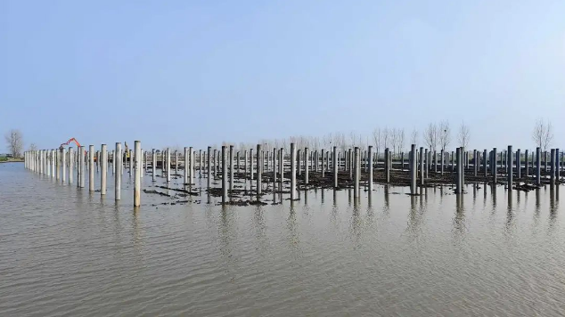 數(shù)百根水上光伏樁，用北奕振動打樁機2天搞定